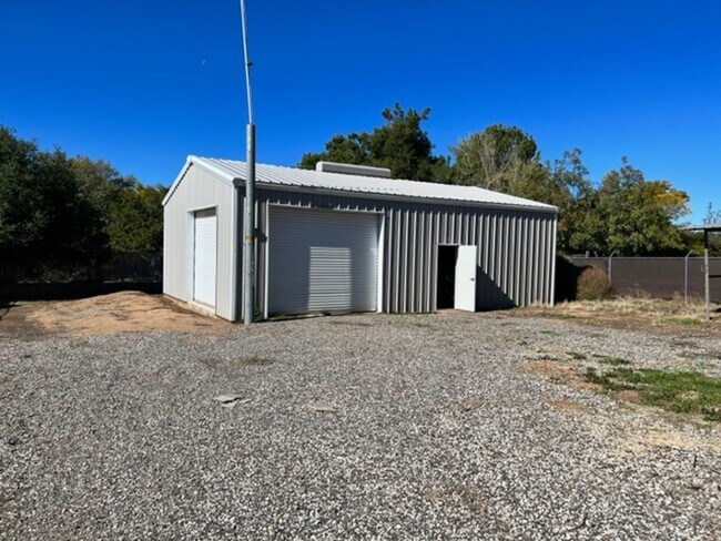 Foto del edificio - **Pending**3 Bedroom + Sunroom Property wi...