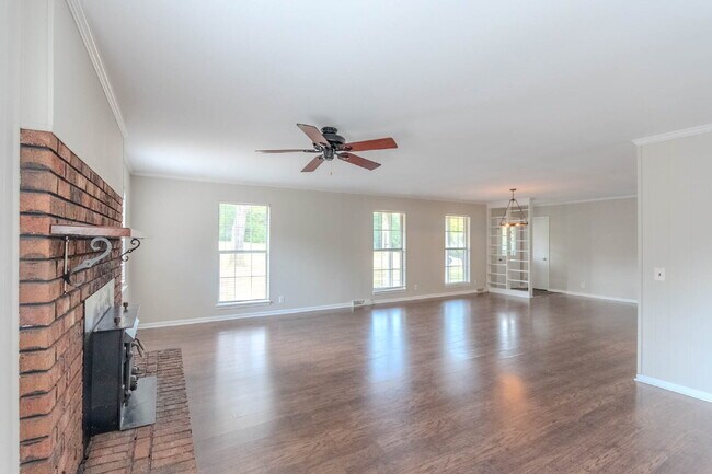 Building Photo - 6 Bedrooms!!!!! 4 Baths! 2 kitchens!  Donelson Area