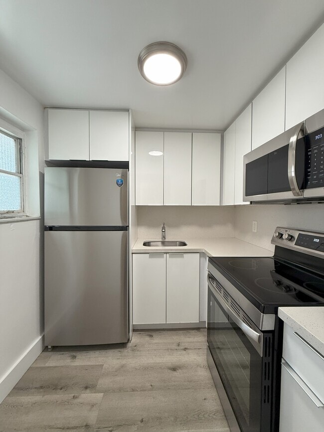 Kitchen - Alhambra Apartments