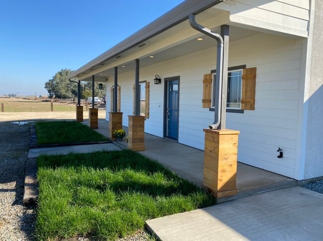 Building Photo - Country property located in Hilmar!