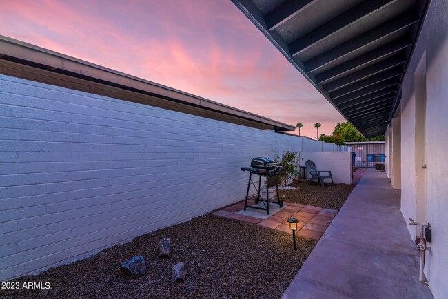 Building Photo - 530 W La Jolla Dr