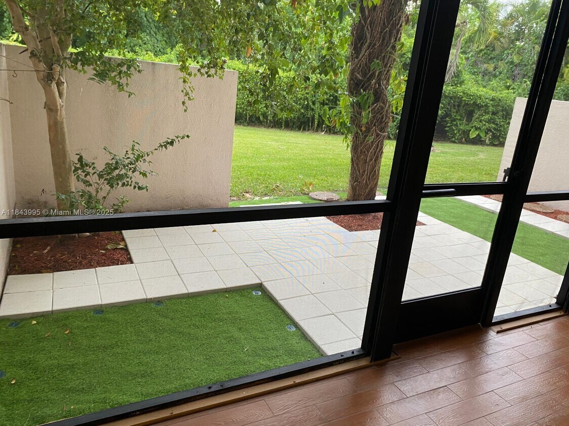Foto principal - 8411 Forest Hills Dr