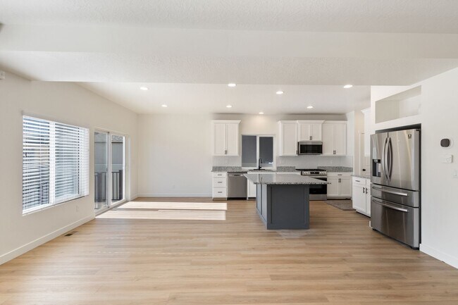 Building Photo - 4 bedroom/4 bathroom Home in Herriman!