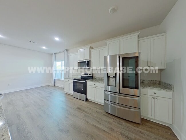 Foto del edificio - Spacious 4-Bedroom Home with Community Pool and Modern Features in Shoal River Landing