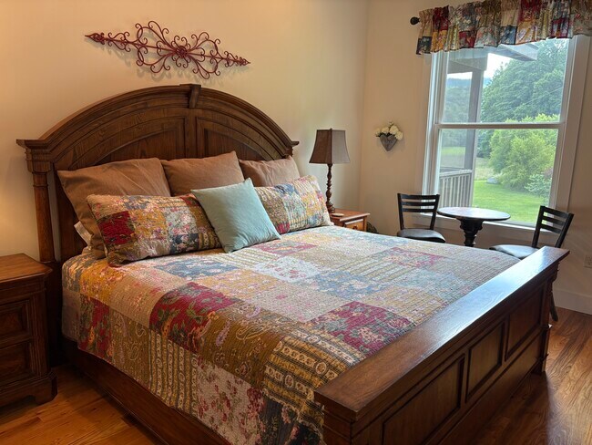 Primer dormitorio con cama king size. - 274 Little River Campground Rd