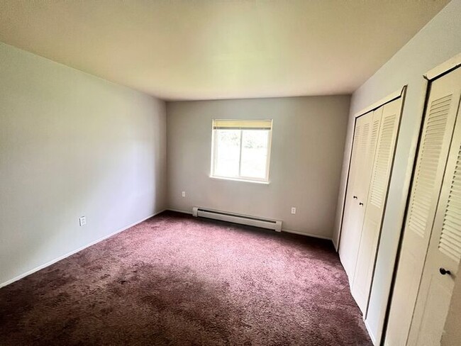 Building Photo - Beautifully Remodeled and Spacious - Heat ...