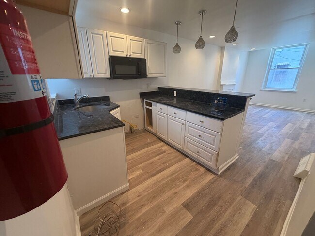 Foto del edificio - 2-bedroom HOUSE near University City!