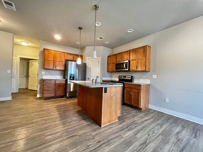 Foto del edificio - Bright & Spacious 2 Bedroom, 2.5 Bathroom Townhome!