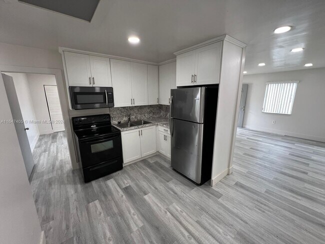 Foto del edificio - 2415 NW 82nd St