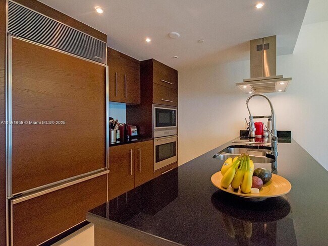 Building Photo - 485 Brickell Ave