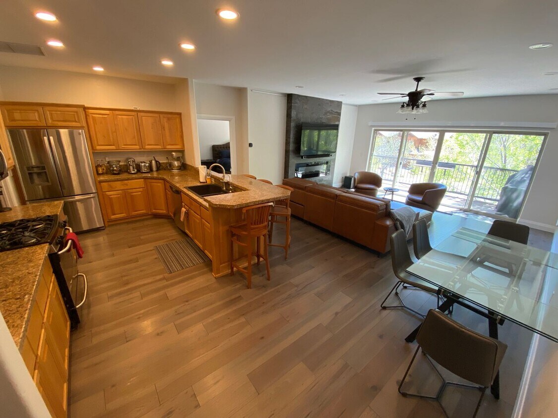 Primary Photo - Fully Furnished Executive Rental Near Rive...