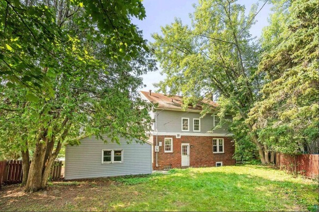 Building Photo - AVAILABLE JUNE - Beautiful 3 Bed 2 Bath Ho...
