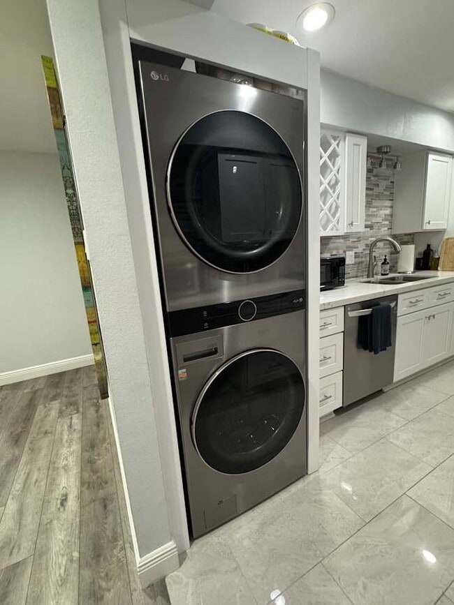 Building Photo - 355 N Post Oak Ln