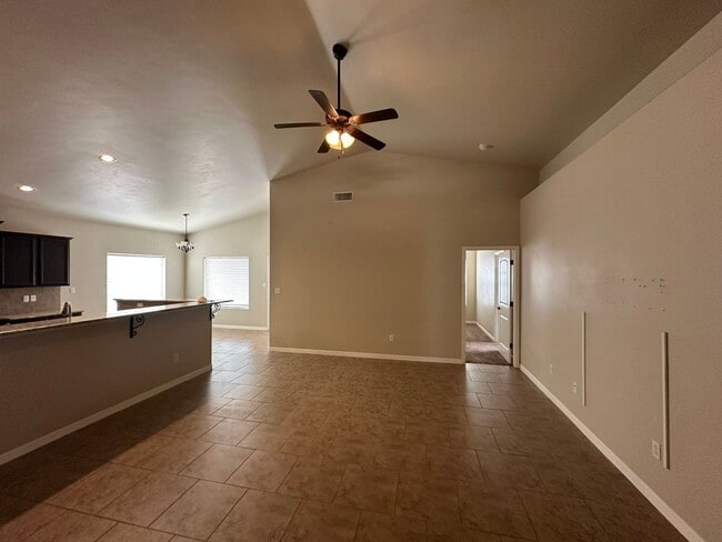 Building Photo - 3 Bed 2 Bath Home