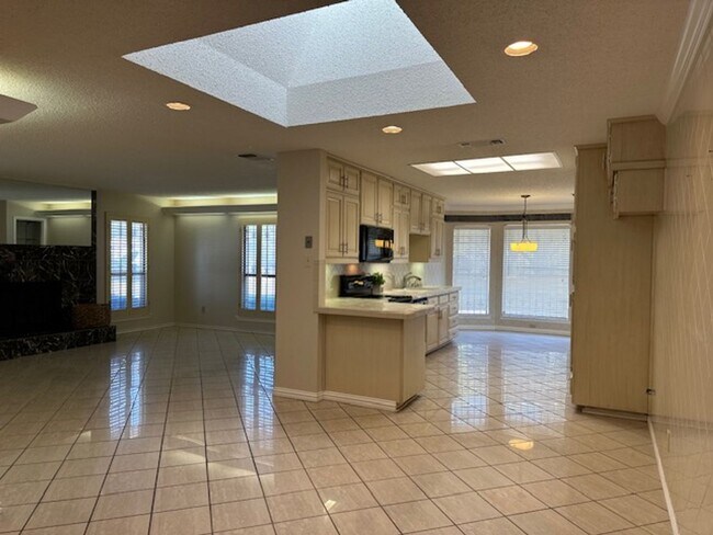 Building Photo - Spacious 2 Bedroom, 2 Full Bath Duplex Loc...