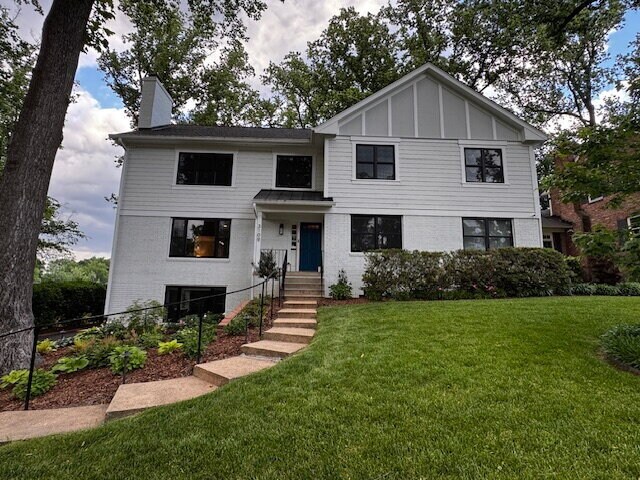 Foto del edificio - "Luxurious 6-Bed, 6-Bath Arlington Retreat...