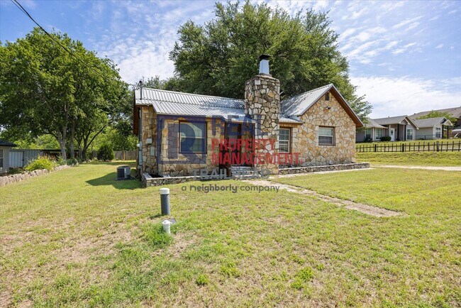 Foto del edificio - Charming Rock Home on Oversized Lot in Glen Rose