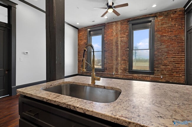 Foto del edificio - 719 Bank St NE