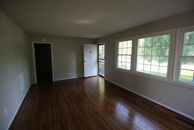 Foto del edificio - Renovated three bedroom in Lyndon!