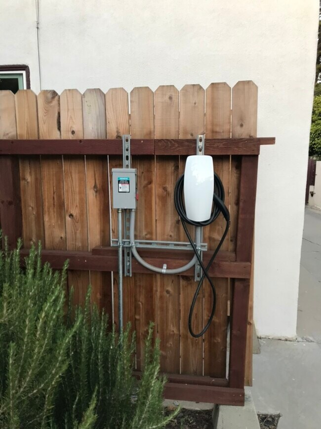 EV Charging - 727 N Alta Vista Blvd