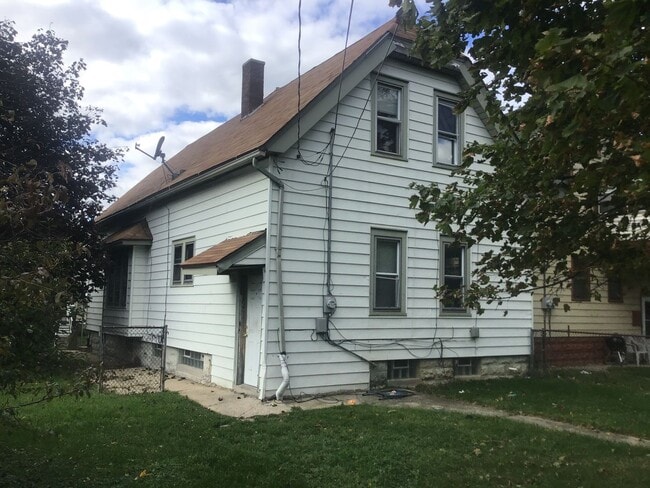 Building Photo - 5 bedroom 2 bathroom single family home wi...