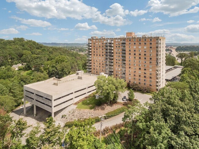 Foto del edificio - 1131 Stringers Ridge Road Unit 2A