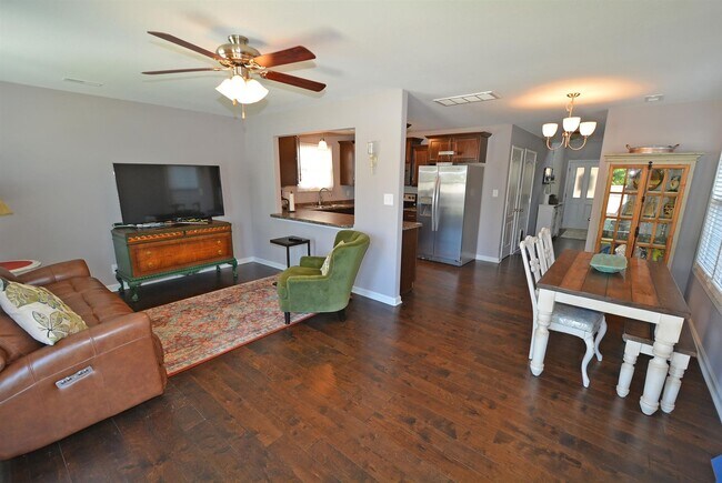 Foto del edificio - Gorgeous! 3 Bed/2.5 Bath house! Close to I-24! Lawn/Garbage Included!