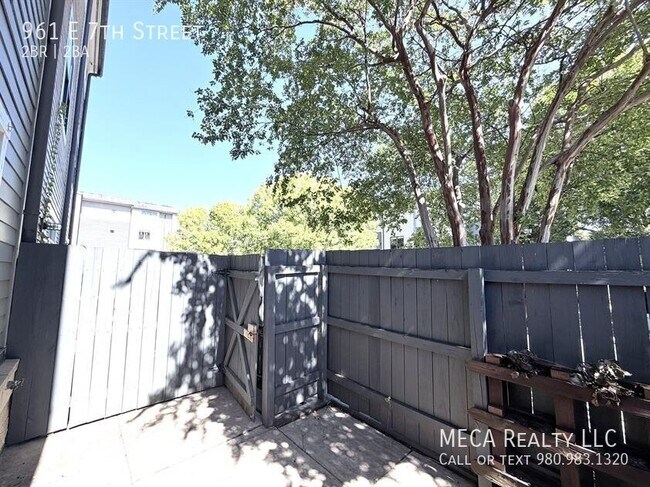 Foto del edificio - 961 E 7th St