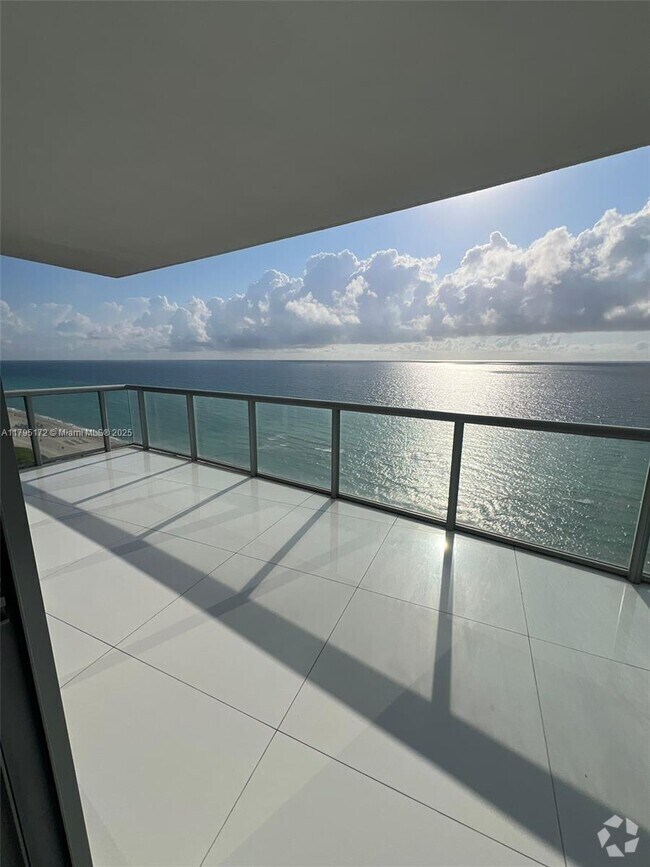 Building Photo - 17121 Collins Ave