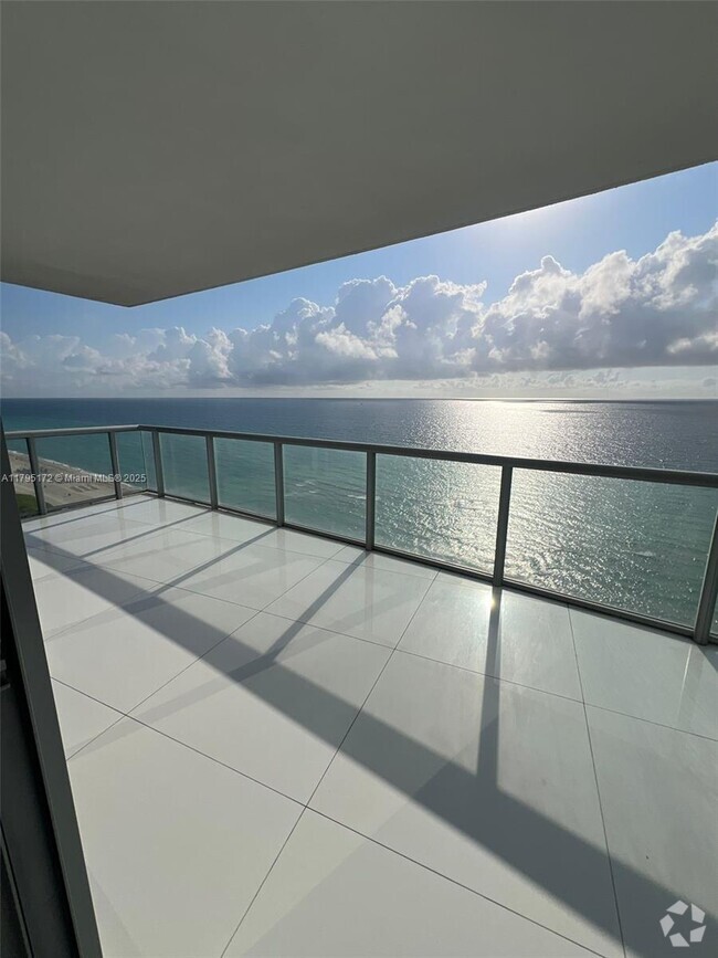 Building Photo - 17121 Collins Ave