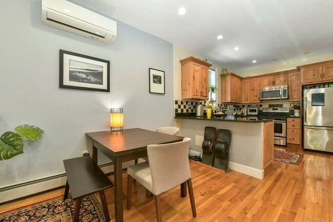 Building Photo - 46 Bigelow St