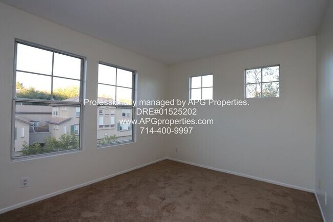 Building Photo - Newly updated 2 Bed 1.5 Bath Townhome with...