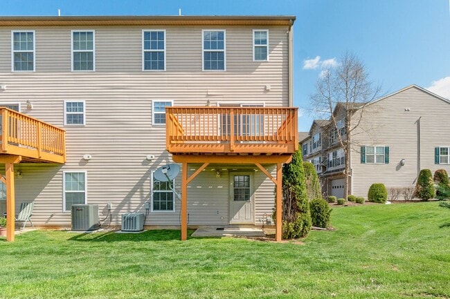 Building Photo - Like New End Unit Town-Home For Rent In Me...