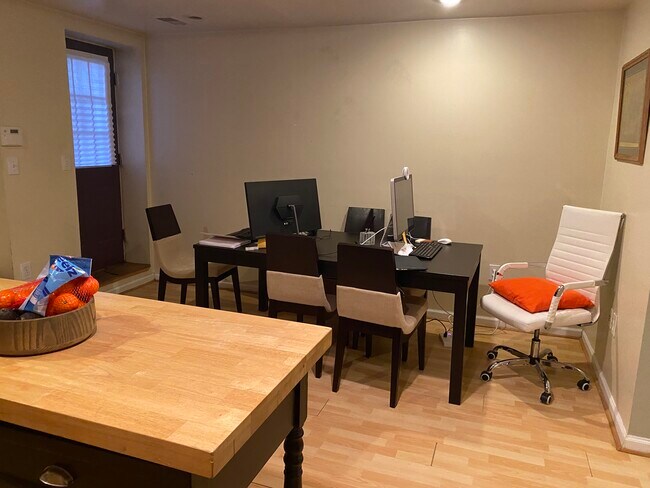 Comedor/Espacio de oficina - 2114 1st St NW