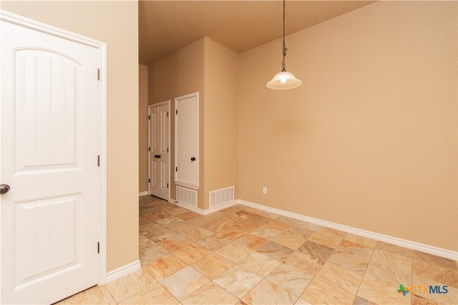 Building Photo - 402 Sladecek Dr