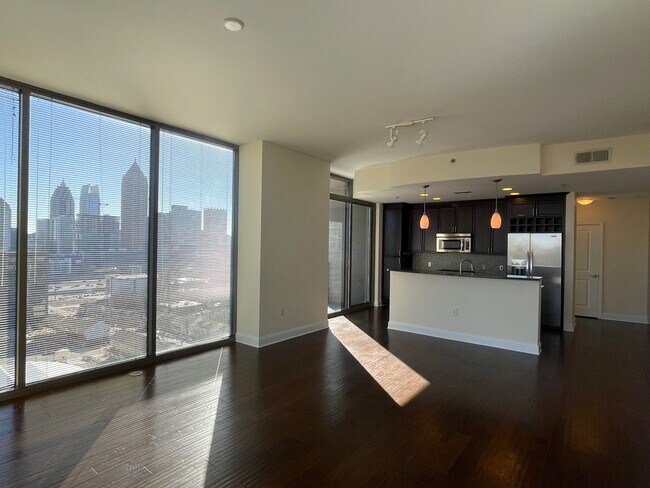 Foto del edificio - Spacious 2 Bedroom Corner Unit in Sought After Luxurious Highrise