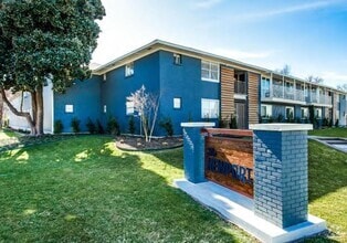Building Photo - 950 Live Oak St