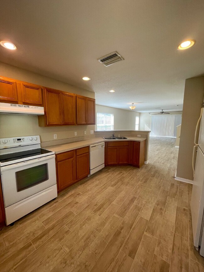 Foto del edificio - SPACIOUS 3 BED/ 2.5 BATH 2 STORY END UNIT ...