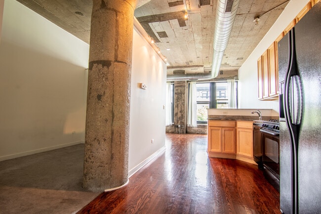 Building Photo - 1111 W 14th Pl