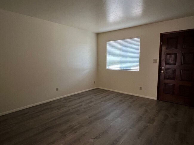 Foto del edificio - Tempe 2 Bed & 1 Bath End Unit Tri-plex Clo...