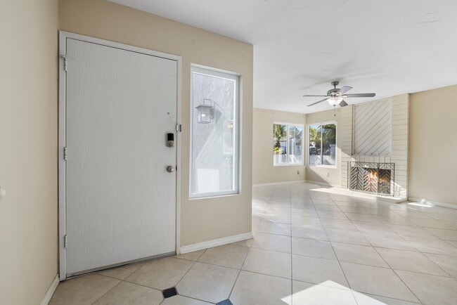 Building Photo - 3 Bedroom 2 Bathroom home available NOW