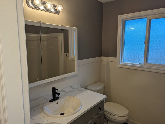 Building Photo - 5549 Highroad Cres
