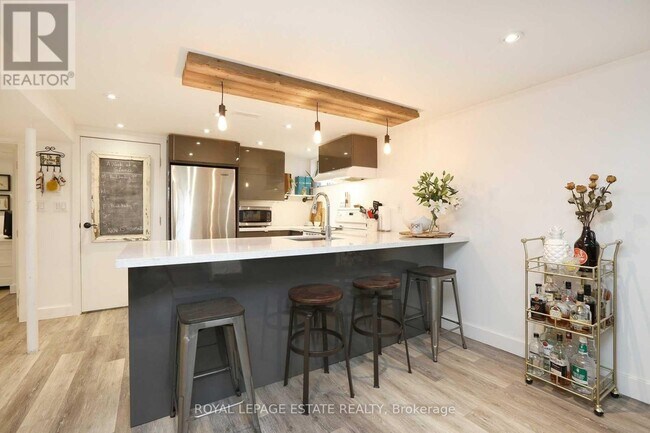 Photo du bâtiment - 208 Oakridge Dr