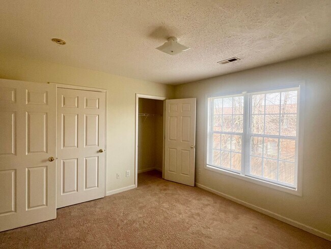 Building Photo - Two bedroom, 1.5 townhouse in Graham (Park Place Apts)