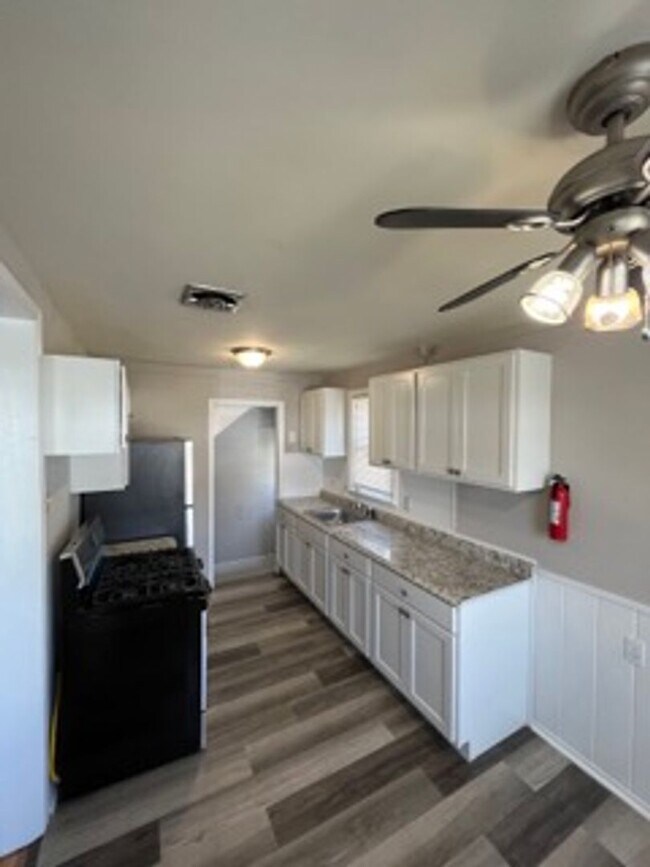 Foto del edificio - Beautifully maintained 3 bed - 1.5 Bath in Lincoln Park!