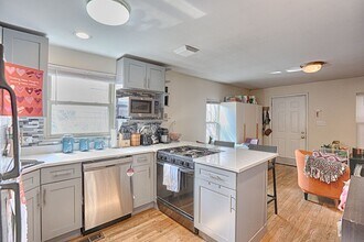 Building Photo - 1657 N Maplewood Ave