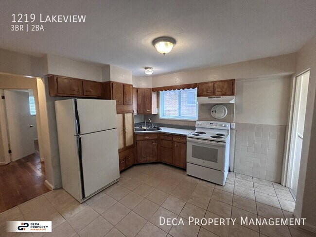 Building Photo - 1219 Lakeview-