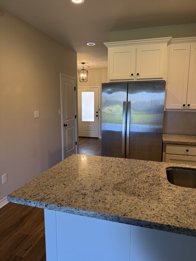 Building Photo - 5670 Shadowbend Cir N
