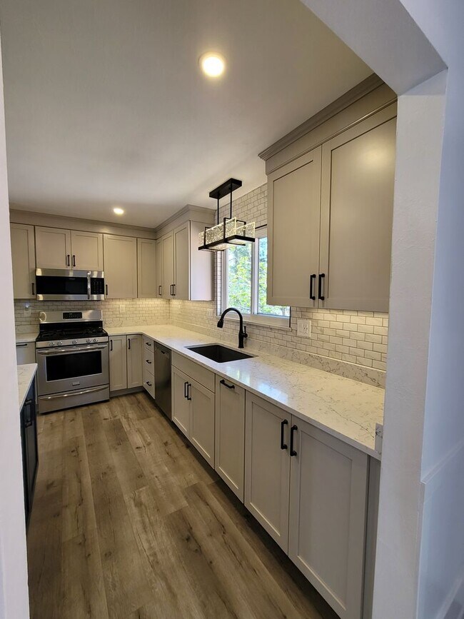 Building Photo - Gorgeous 4 Bedroom Home for Rent on Buckho...