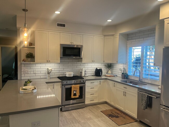 Foto del edificio - 3bd/2ba House with Remodeled Kitchen and A/C